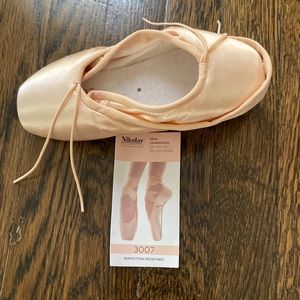 Nikolay 3007 pointe shoes : size 4.5 width 4X shank M